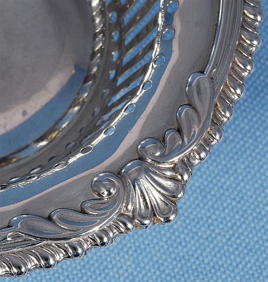 4 x silver dishes.